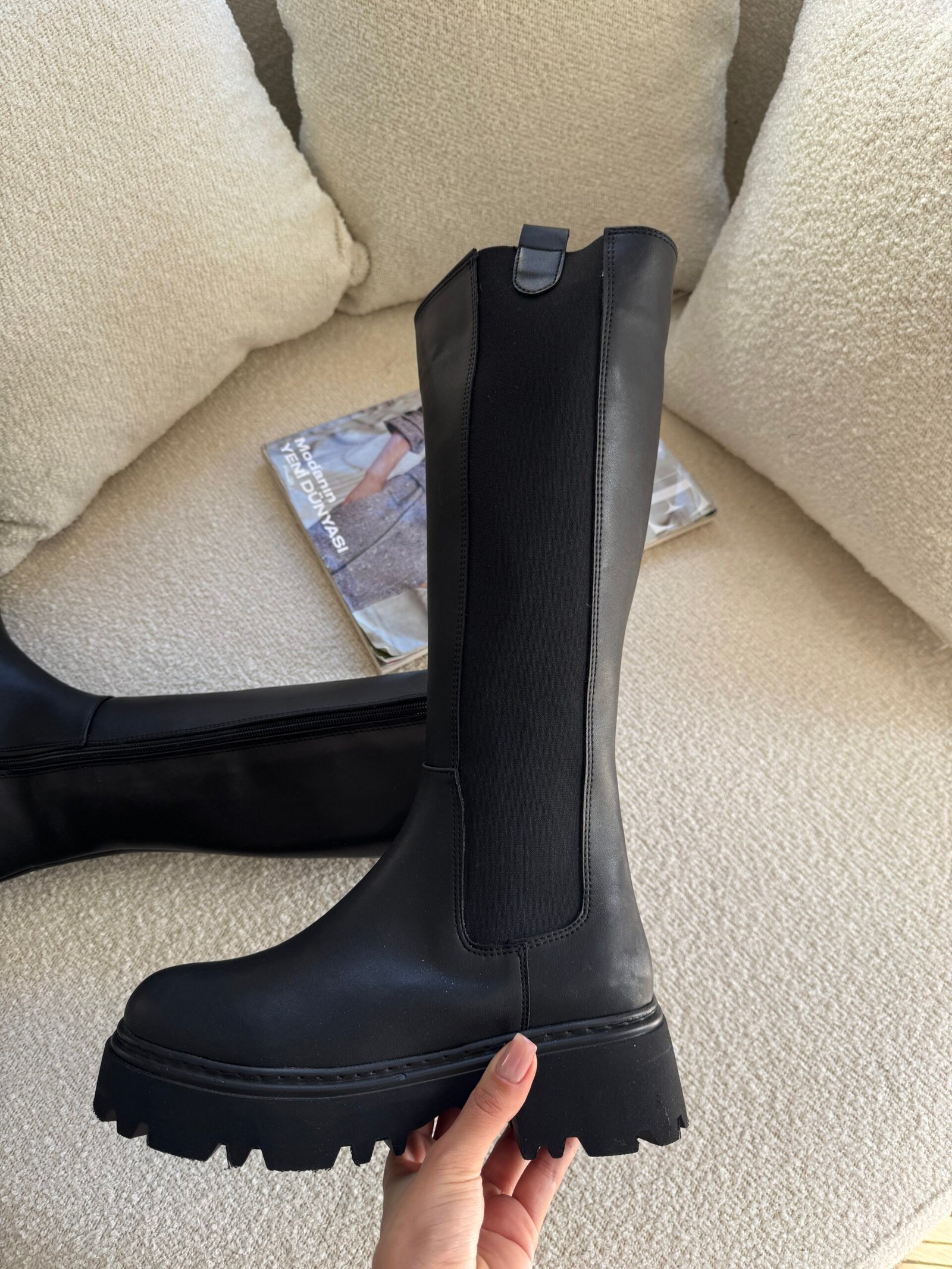 Kalın Tabanlı Fermuarlı Siyah Chelsea Çizme