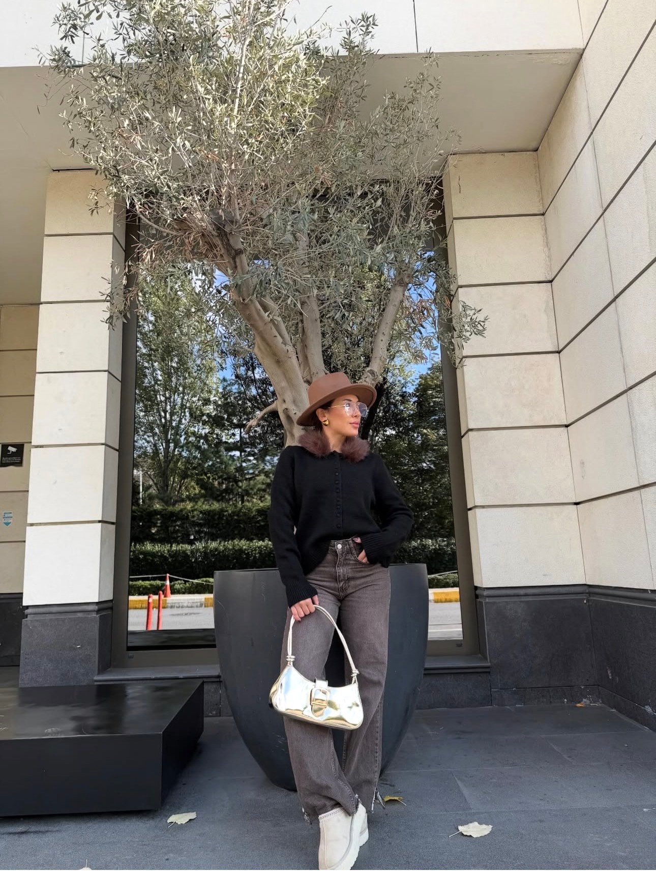 Yakası Kürklü Düğmeli Triko Hırka - Görsel 2