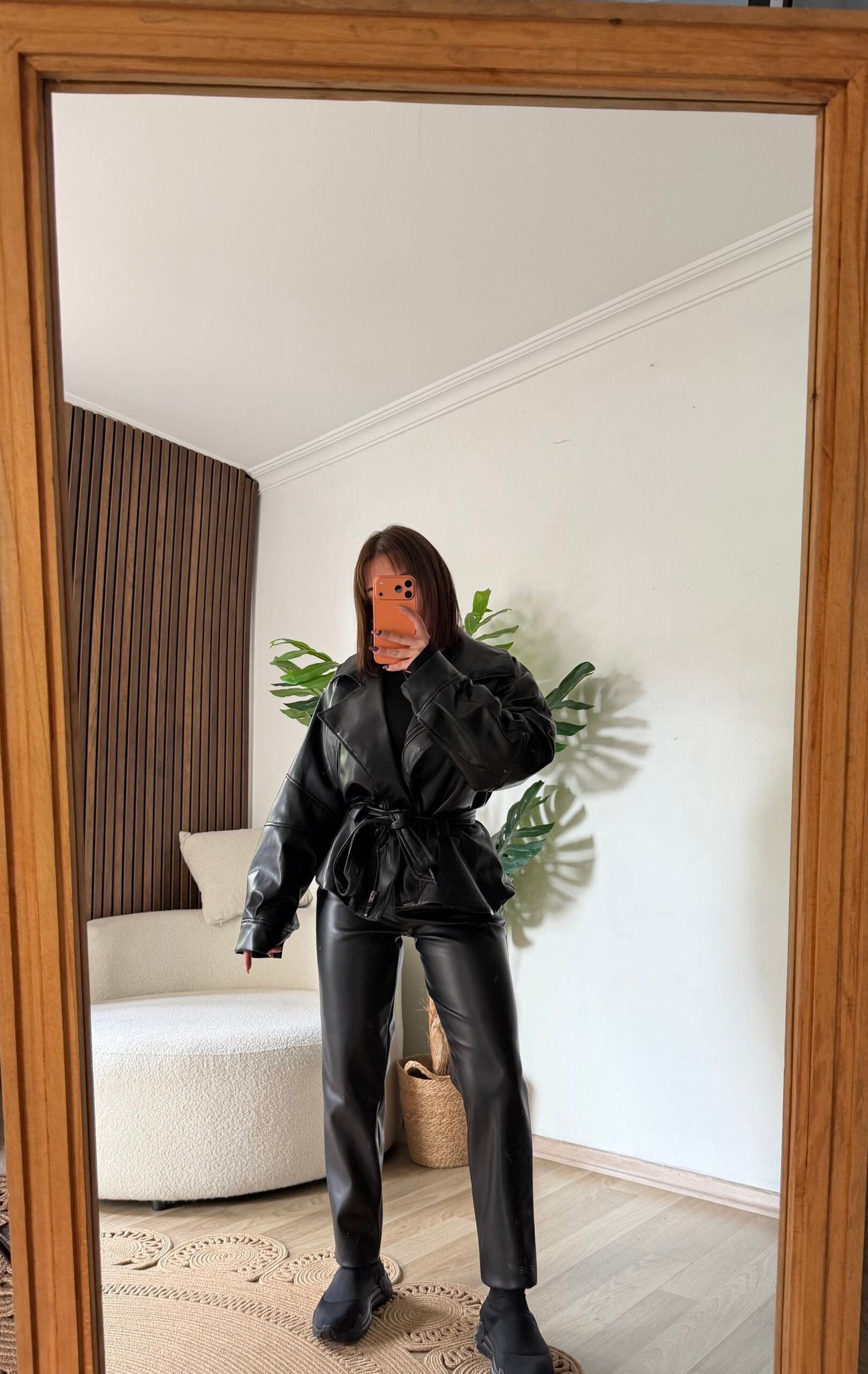 Yüksek Bel Pensli Havuç Kesim Deri Pantolon - Siyah - Görsel 4