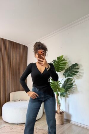 Yandan Toka Detaylı Kruvaze V Yaka Body