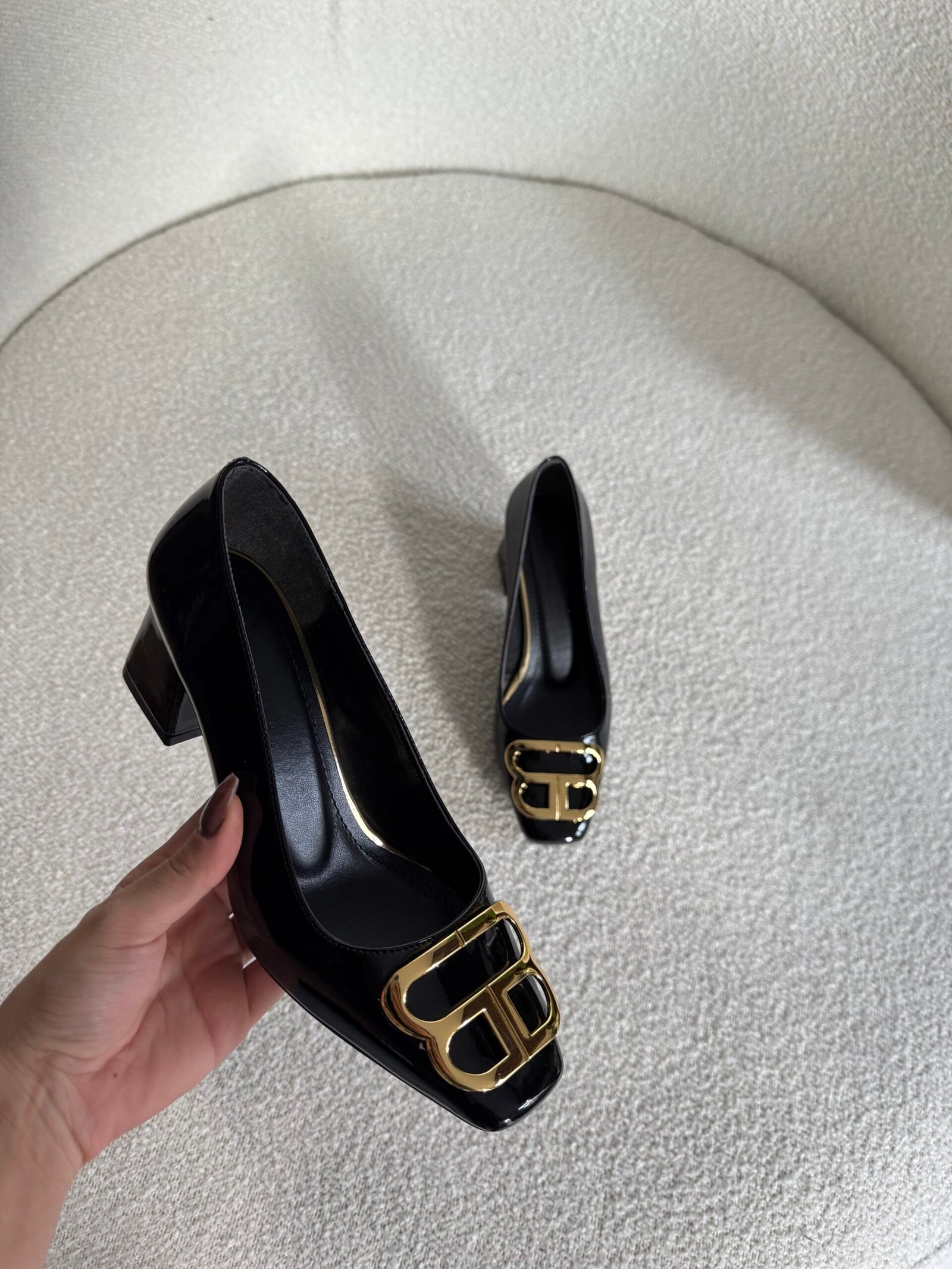 Gold Tokalı Kalın Topuklu Siyah Rugan Ayakkabı