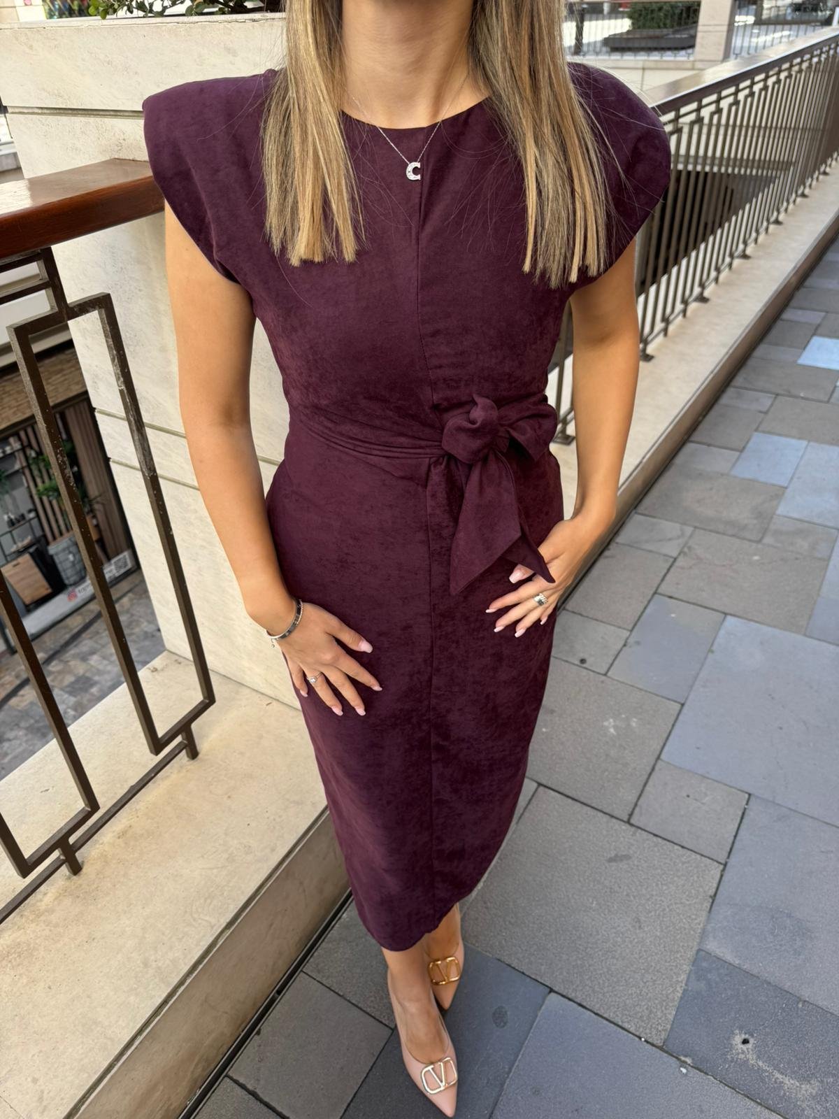 Süet Vatkalı Kuşaklı Yırtmaçlı Kalem Elbise - Görsel 3