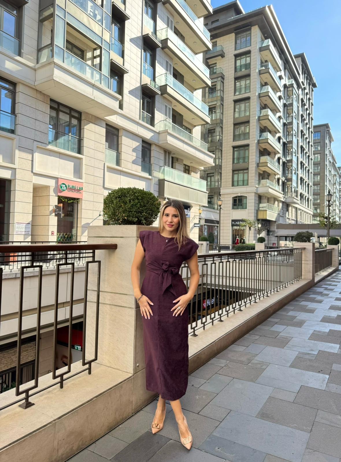 Süet Vatkalı Kuşaklı Yırtmaçlı Kalem Elbise