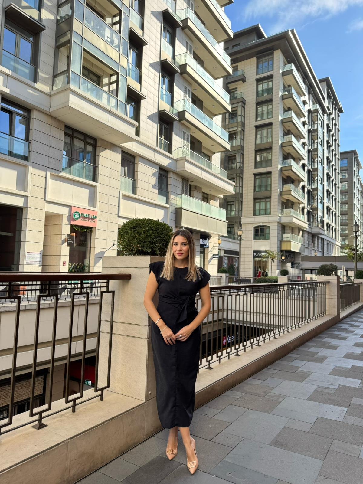 Süet Vatkalı Kuşaklı Yırtmaçlı Kalem Elbise - Görsel 4