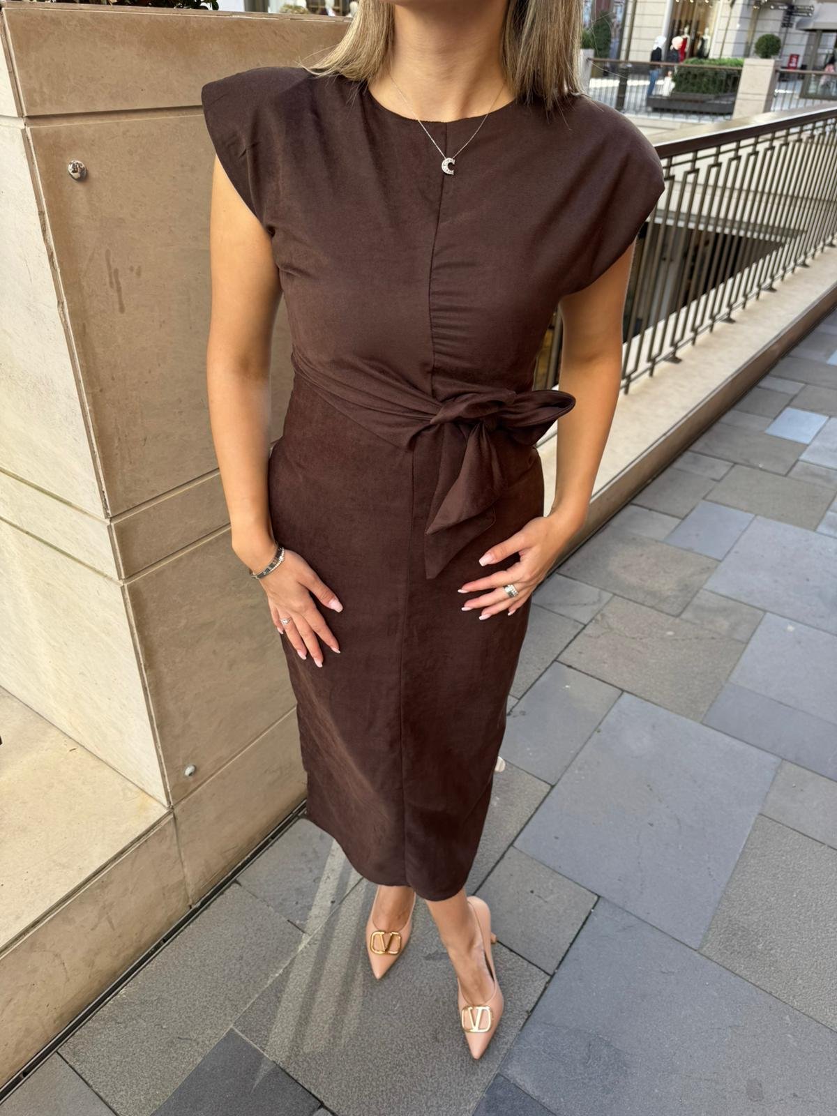 Süet Vatkalı Kuşaklı Yırtmaçlı Kalem Elbise - Görsel 2