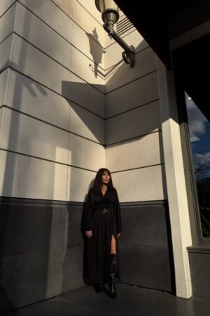 Önden Yırtmaçlı Pileli Uzun Siyah Etek