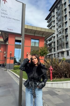 Kürk Yakalı Kemerli Siyah Deri Ceket