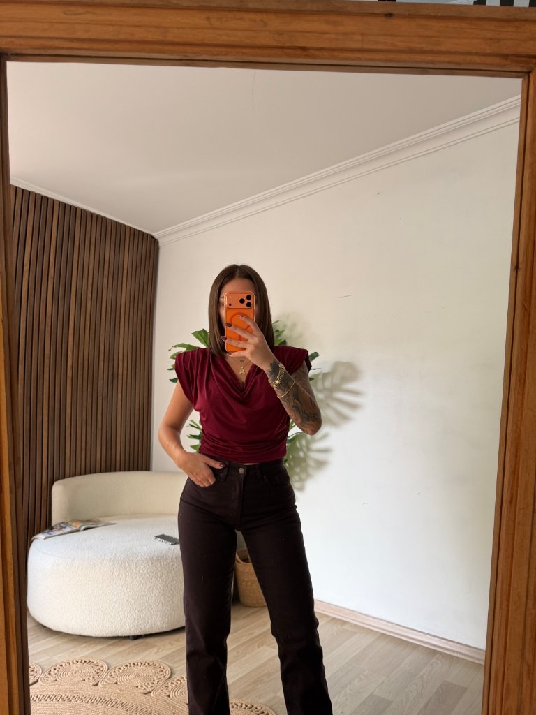 Omuzu Vatkalı Dökümlü V Yaka Bluz