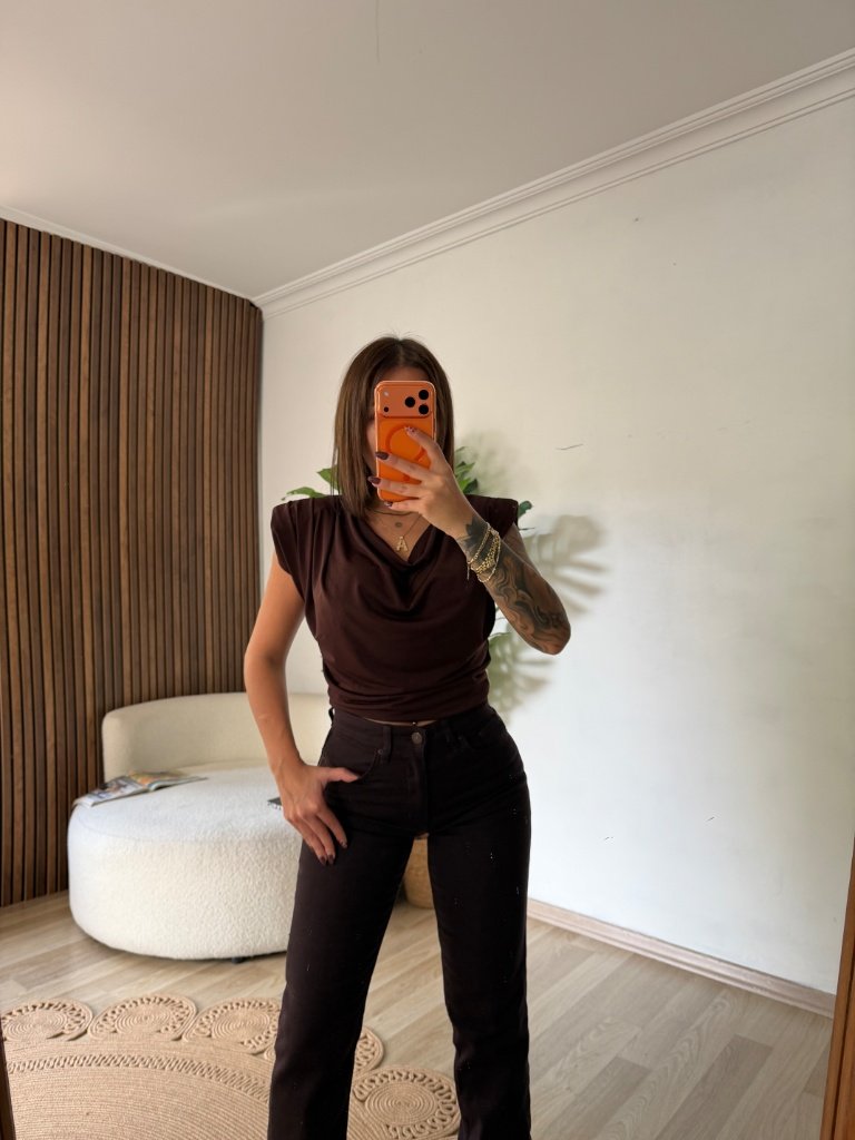 Omuzu Vatkalı Dökümlü V Yaka Bluz - Görsel 3