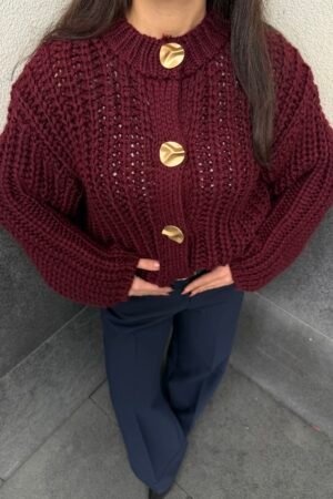 Kalın örgü, uzun kollu, altın düğmeli triko hırka