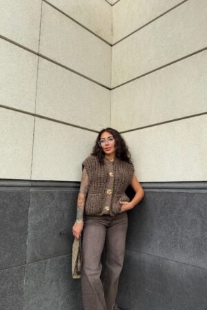 kalın örgü, kolsuz, cepli, iri altın düğmeli triko yelek