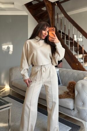 “Soft” eşofman takım: croplu yarım balıkçı sweatshirt + yüksek bel, lastikli bağcıklı bol paça pantolon