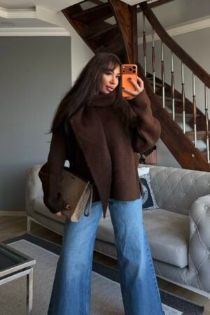 Atkı/Şal detaylı boğazlı oversize triko kazak