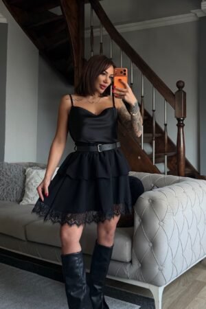 Saten dokulu üst kısmı, kat kat volanlı eteği ve dantel