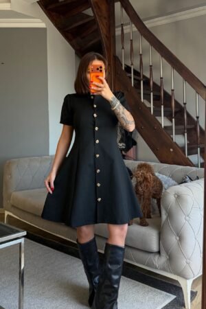 Düğmeli Volanlı Siyah Elbise