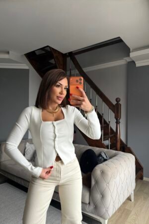 Kare Yaka Düğmeli Bluz